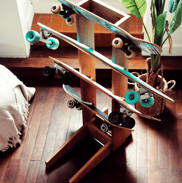 RACK SKATES A POSER